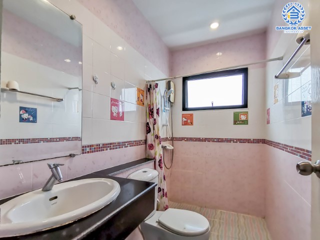 *****บ้านแฝดมือสองย่านนนทบุรี ม.ลิฟวิ่งพาร์ค พระราม5 บนเนื้อที่ 36.40 ตร.ว. ฟังก์ชันจัดเต็ม 4 ห้องนอน 4 ห้องน้ำ บ้านสวยพร้อมเข้าอยู่ สไตล์โมเดิร์น น่าอยู่ พื้นที่เยอะมาก แถมฟรี !! เครื่องปรับอากาศ 3 เครื่อง บนทำเลศักยภาพ เดินทางสะดวก เชื่อมต่อถนนหลายเส้นทาง ใกล้ทางด่วน "ศรีรัช"